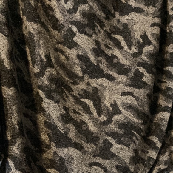 Bobeau Poncho Style Gray and Black Camo Top, OSFM - Picture 3 of 12